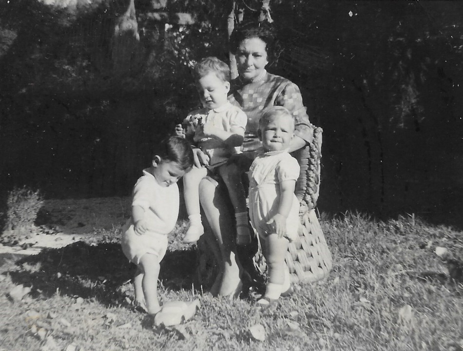 Fotografia Avó Xunxinha e netos.jpg