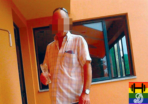 pedófilo com copo de fino vazio.jpg