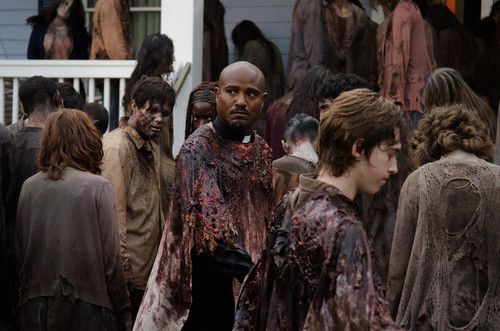 Father-Gabriel-Looks-Worried-in-The-Walking-Dead-S