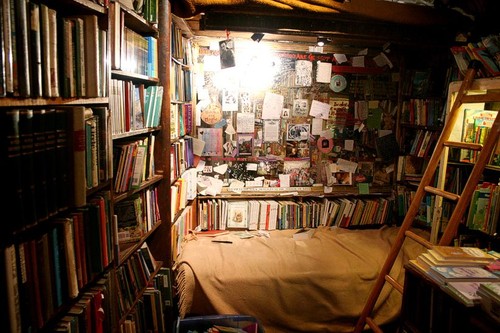 bed-in-shakespeare-bookstore.jpg