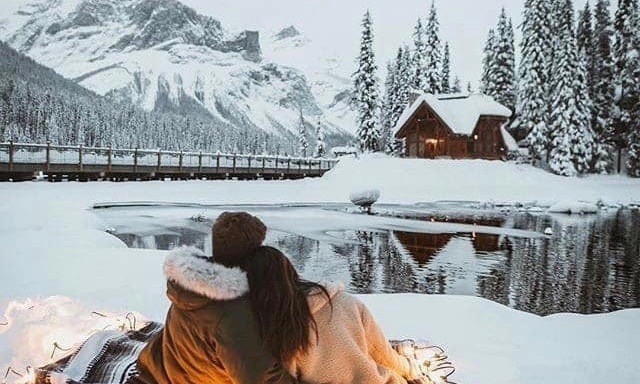 casal e a cabana.jpeg