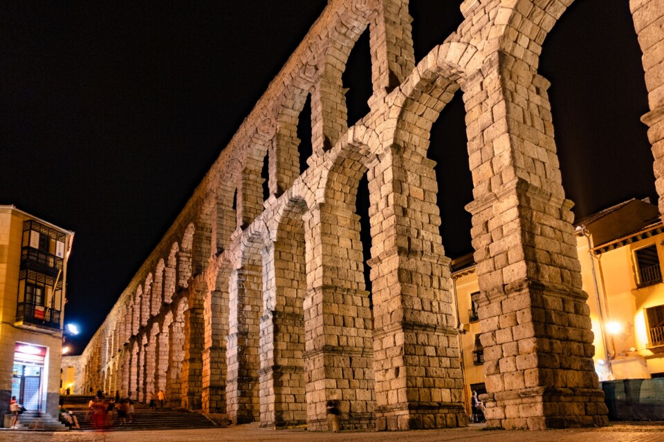 Aqueduto romano de Segóvia À noite V (1).jpg