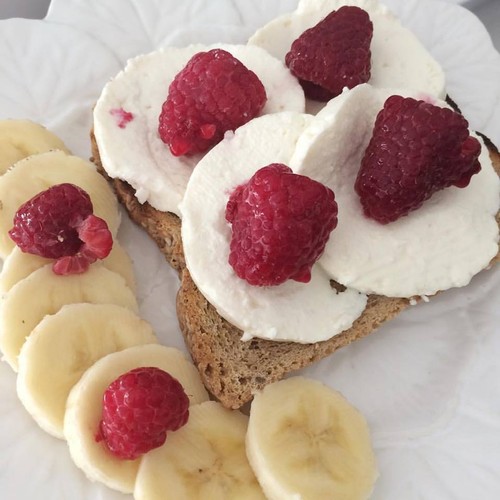 pão com queijo fresco, framboesas e banana_poeten
