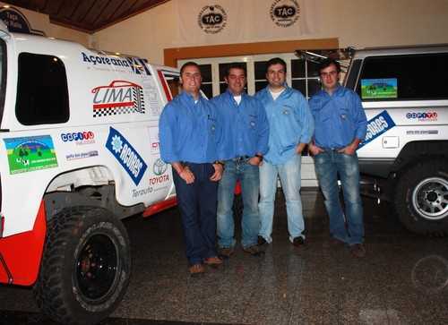 As duas duplas junto às respectivas viaturas...