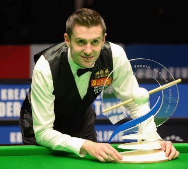 German_Masters_2015_champion_Mark_Selby_with_troph