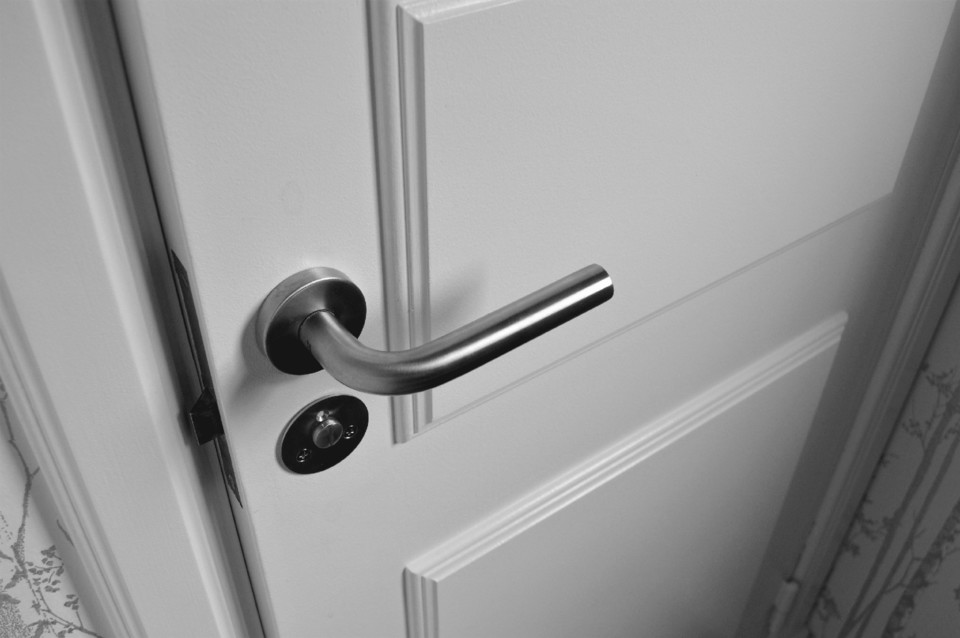 porta entreaberta.jpg