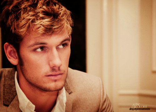 Tam-2-Alex-Pettyfer.png Tam-2-Alex-Pettyfer.png