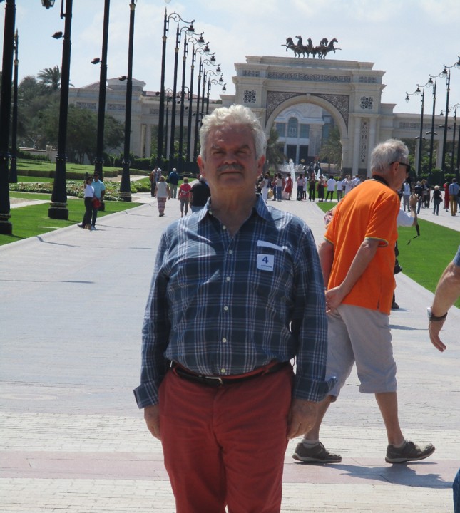 À porta do palácio do Emir do Dubai.jpg À porta do palácio do Emir do Dubai.jpg