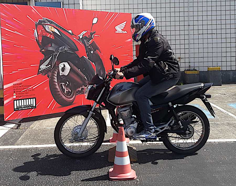 ANDEI PELA PRIMEIRA VEZ EM UMA MOTO PROFISSIONAL DE CORRIDA