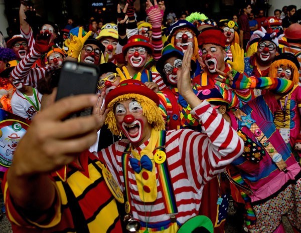 Palhaços aos montes III.jpg