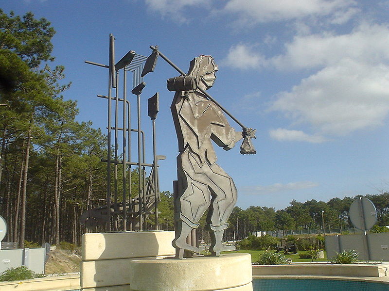 800px-Valado_dos_Frades_Monumento_ao_Agricultor.jp 800px-Valado_dos_Frades_Monumento_ao_Agricultor.jp