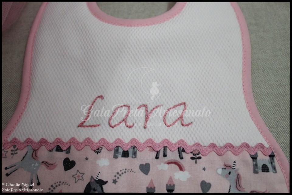 Babete e prendedor de chupeta Unicórnios Mágicos