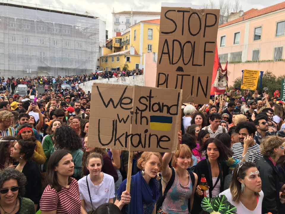 Manifestação de ucranianos frente a embaixada da Federação russa