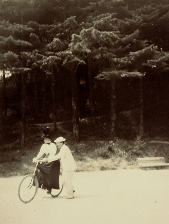 rainha dona amelia aprende a andar de bicicleta.pn