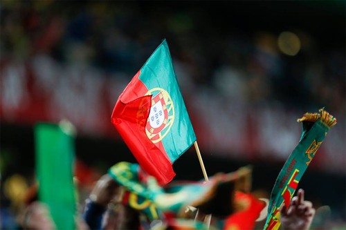 bandeira sobre cachecóis.jpg