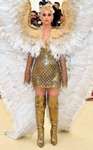 segurem se que ela vai levantar voo-2018-MET-gala-