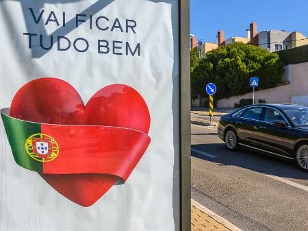 em-meio-a-pandemia-do-novo-coronavirus-cartaz-em-p em-meio-a-pandemia-do-novo-coronavirus-cartaz-em-p