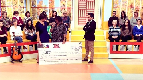 Kika recebe prémio (facebook Queridas Manhãs)