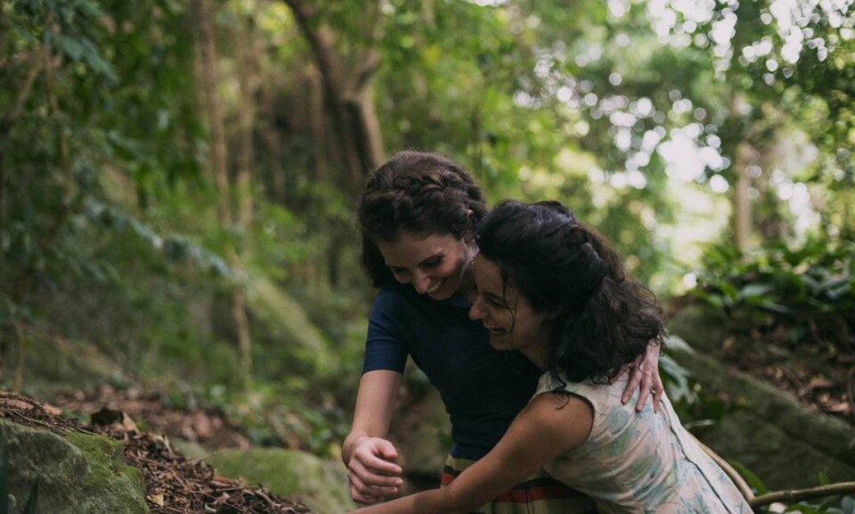 Carol-Duarte-e-Julia-Stockler-em-cena-de-A-vida-in