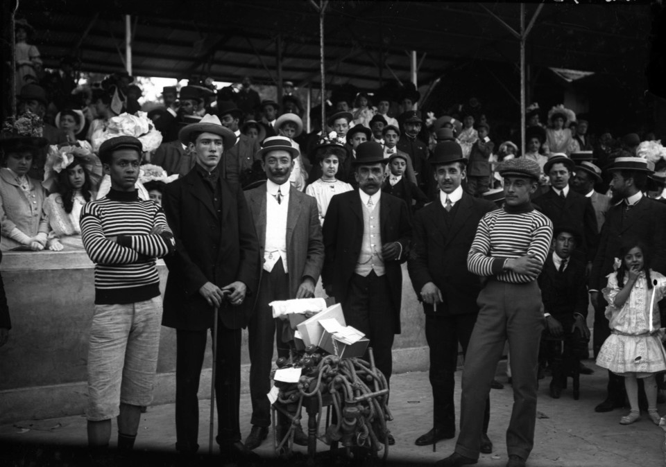 2 artistas de circo acrobatas.jpg