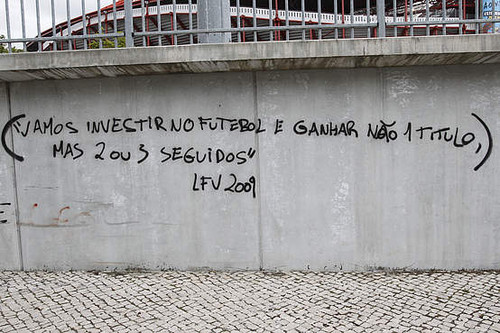 Imagem da Parede com criticas a Vieira ( Foto de A Bola)