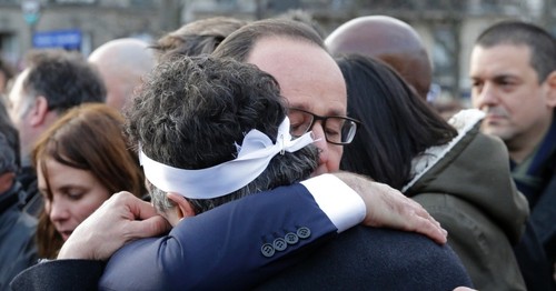 marcha pela liberdade - hollande e cartoonista 02.