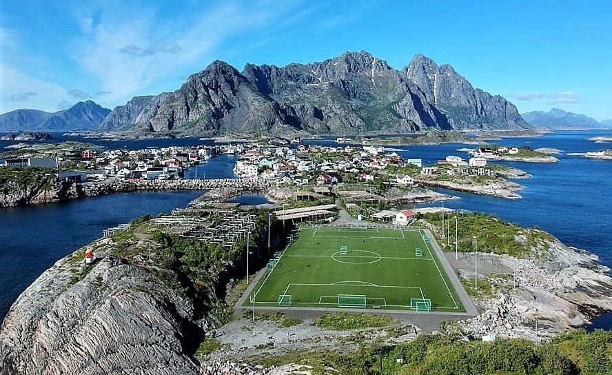 henningsvaer-football-pitch-lofoten-islands (3).jp