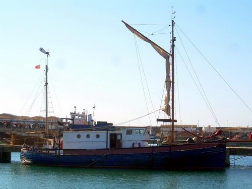 A visita do SANS PEUR, um barco de pesca Britânico de 1945