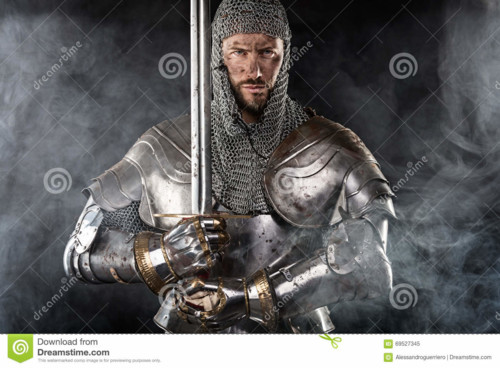 guerreiro-medieval-com-armadura-e-espada-do-correi