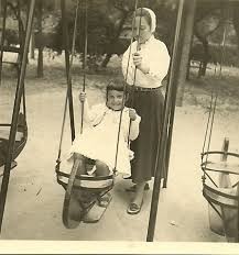 no baloiço, com a mãe.jpg