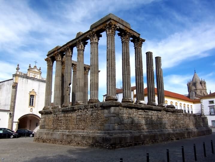 Templo romano em Évora.jpg