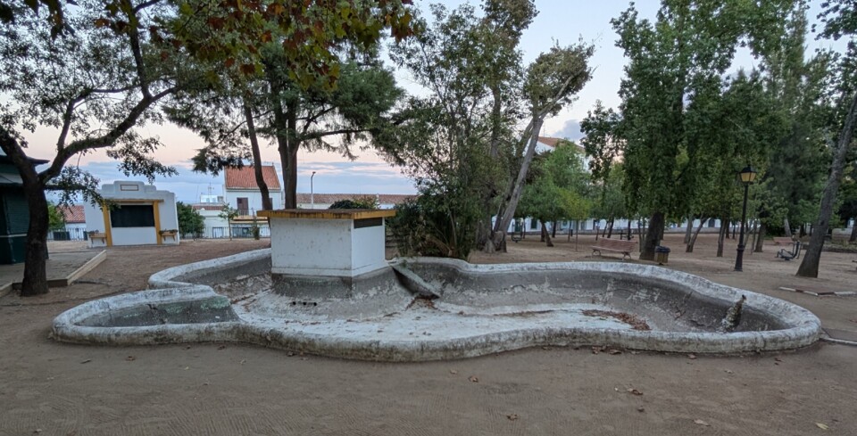 Jardim público de Beja - Lago vazio.jpg