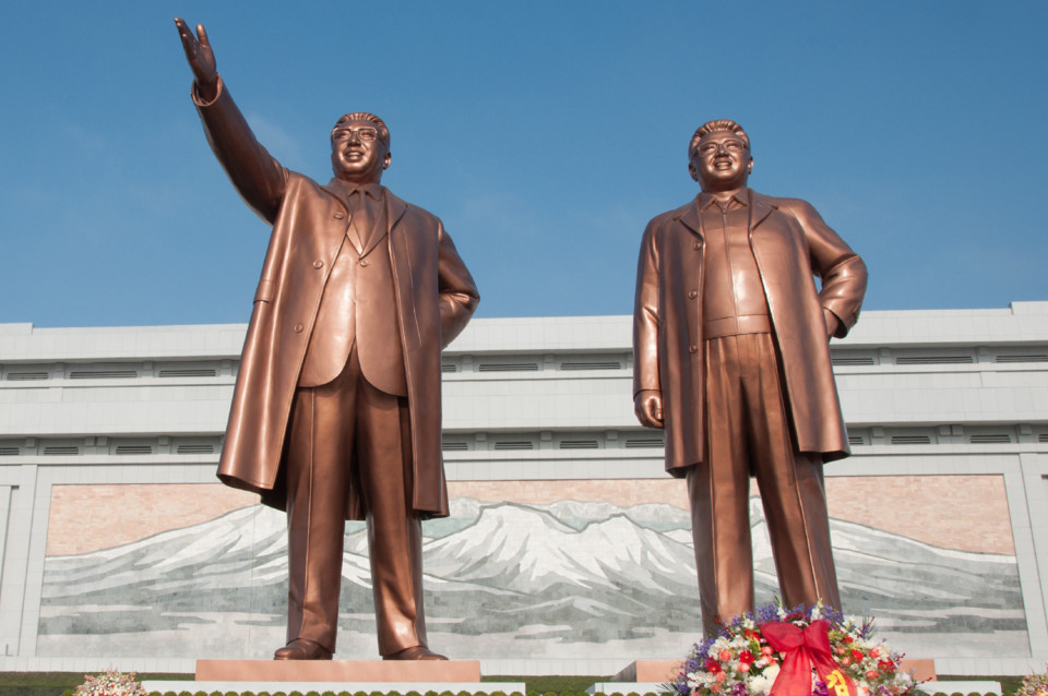 Statues_of_Kim_Il-Sung_and_Kim_Jong-Il_on_Mansudae