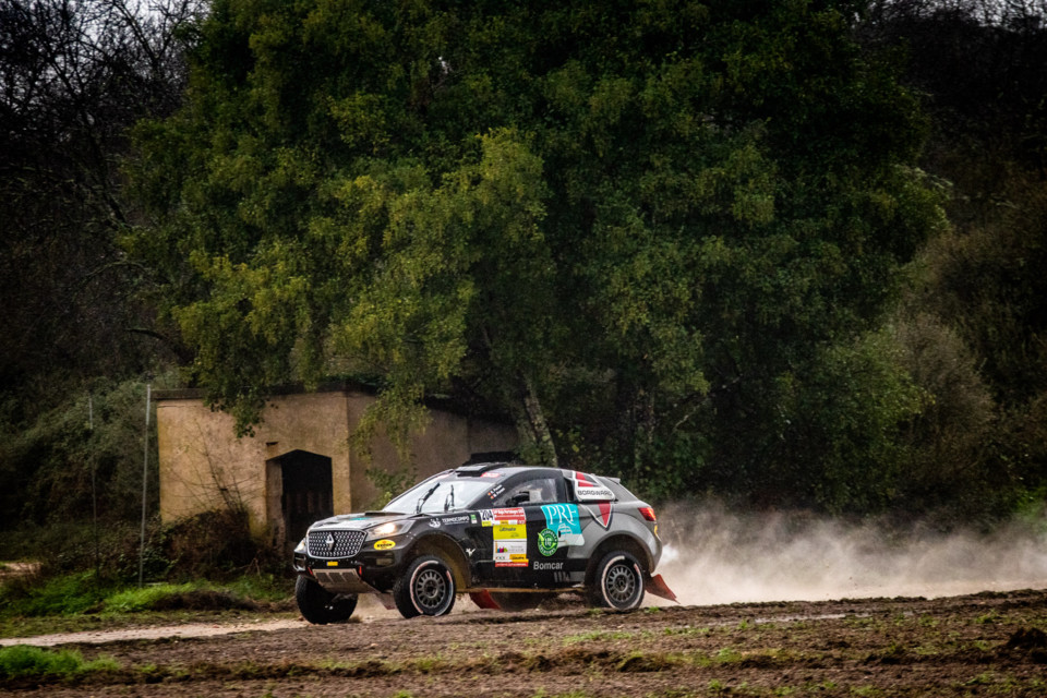 Borgward BX7 DKR da Borgward Rally Team (11).jpg Borgward BX7 DKR da Borgward Rally Team (11).jpg