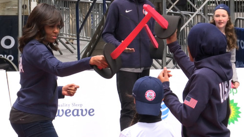 Ibtihaj Muhammad com Michelle Obama/AP