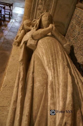 Estátua jazente do túmulo de D. Vataça.jpg