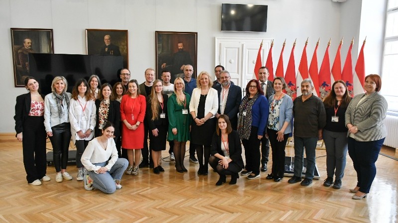 Meeting Bridge Hungria 5.jpg