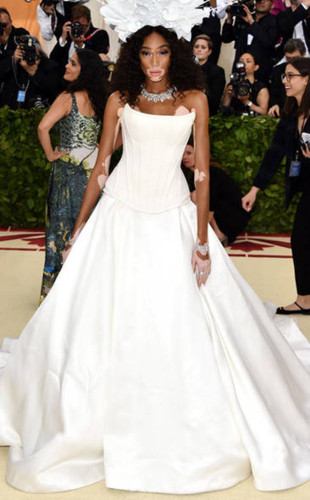 podem comecar a tocar a marcha nupcial para passar