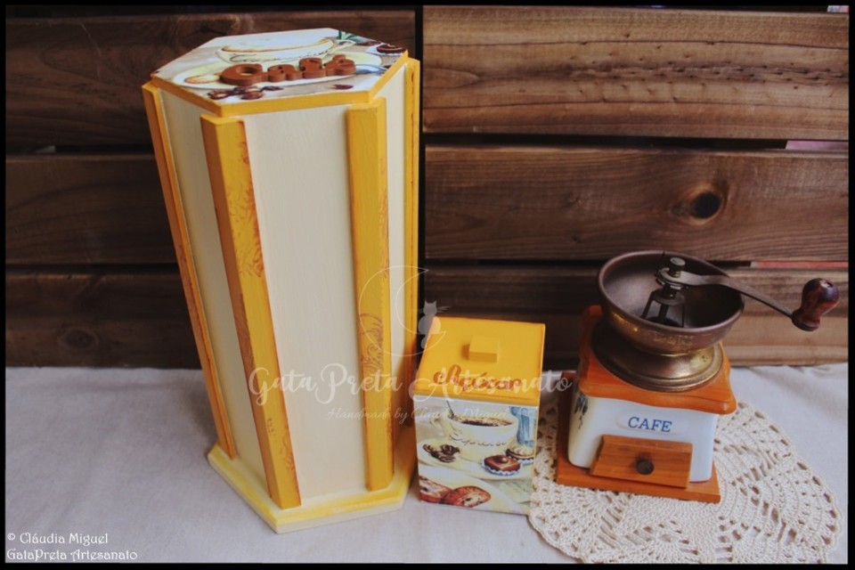 Caixa torre Dolce Gusto e caixa açúcar café Tor