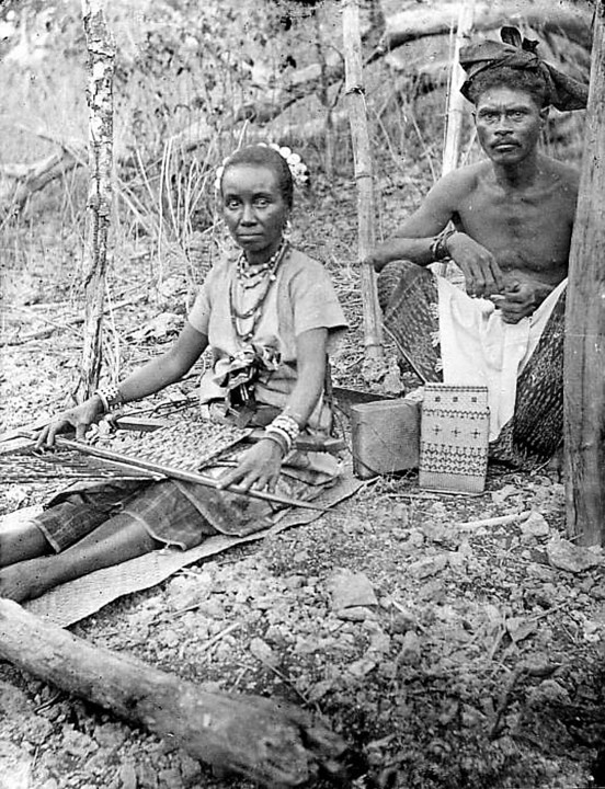 Tecedeira de Helong e o seu marido fotografados em