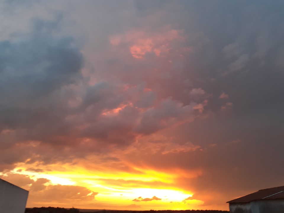 Pôr do Sol. Aldeia. Foto Original. 2021.09.01.jpg