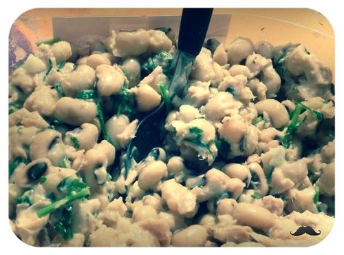 salada de feijão frade e atum com molho de iogurt