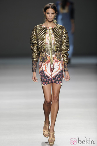 27438_chaqueta-torera-acolchada-dorada-vestido-est