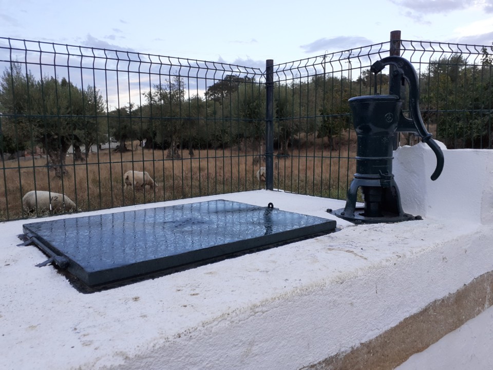 Poço e bomba manual. Foto original. 2021.09.01.jpg