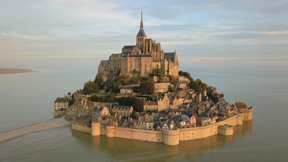 1200px-Mont-Saint-Michel_vu_du_ciel.jpg