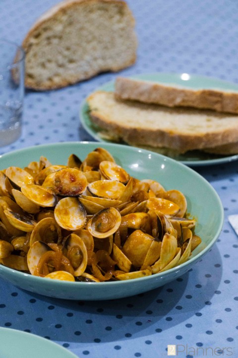 Portuguese Steamed Clams Recipe - The2Planners