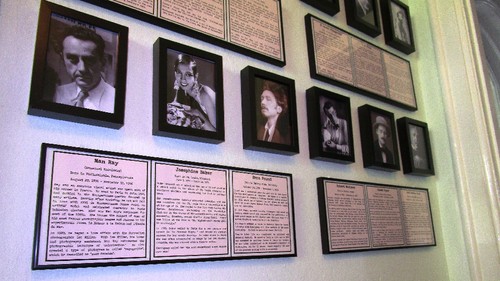 Parede com textos e fotos na casa de Hemingway.JPG