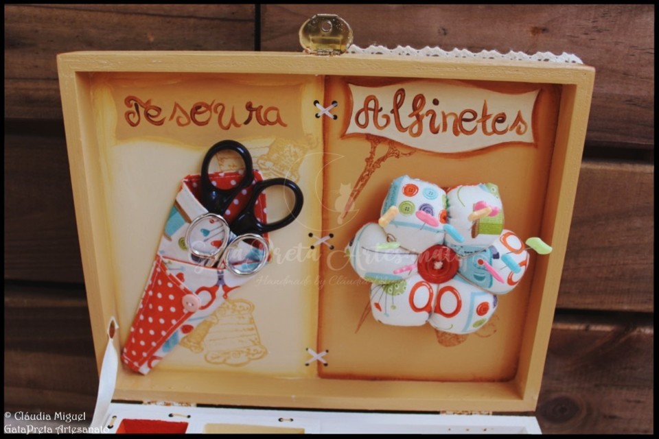 Caixa de costura Tesoura, agulha e dedal5.jpg