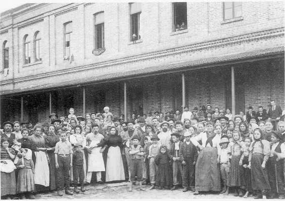 emigrantes europeus no patio de uma hospedaria no