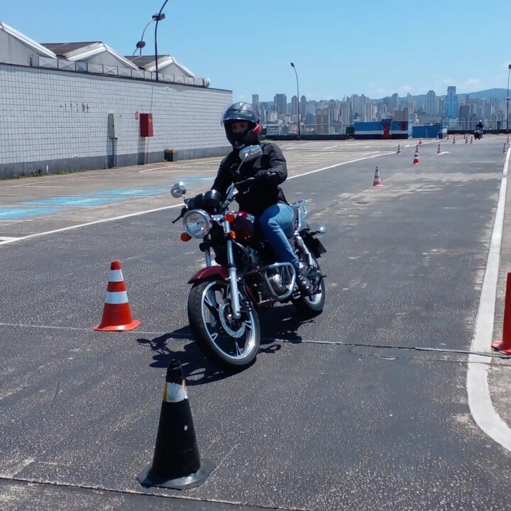 Moto de corrida rápida dirigindo fundo de pista de corrida com espaço de  cópia